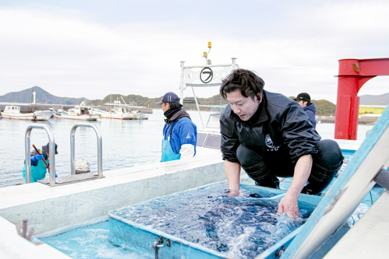水揚げした魚をトラックに積む人