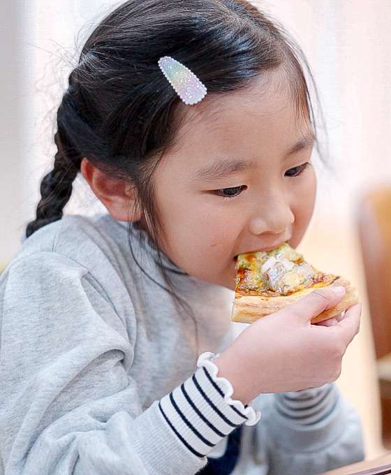 食事をする女の子